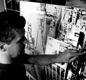 Photo of artist Frank van Meurs at work in his atelier. Een foto van Frank van Meurs in zijn Atelier.