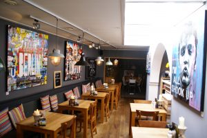 Photo of exhibition in restaurant Koren. Painting of Berlin, Elvis Presley and London. Een foto van een expositie bij restaurant Koren in Best. Schilderijen van Berlijn, Londen en Elvis Presley
